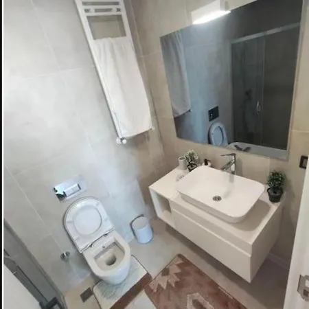 Cozy 2 Bedroom With Balcony Gym Pool Appartamento